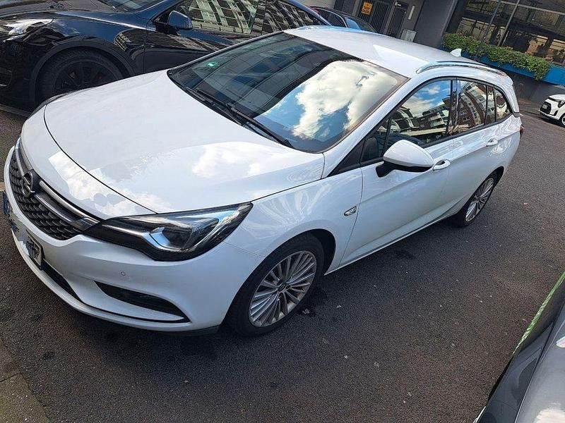 Weiß Gebraucht 2018 Opel Astra Ultimate Kombi | 8.299 € (Guter Preis) - Bild 1/4