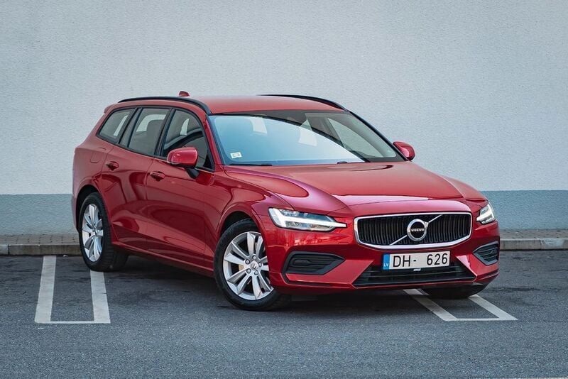 Rot Gebraucht 2022 Volvo V60 Momentum Kombi | 26.990 € (Superpreis) - Bild 1/4
