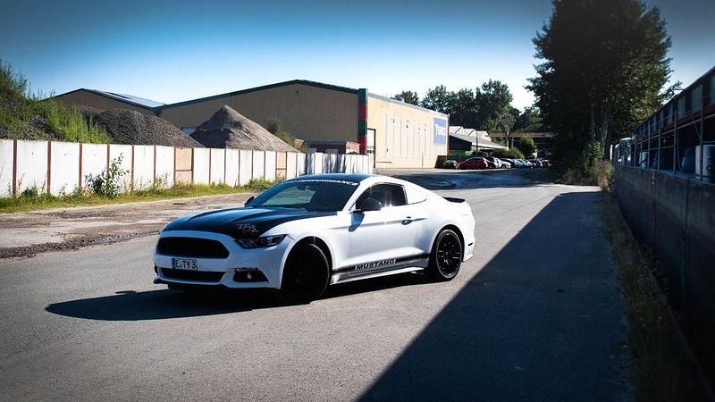 Weiß Gebraucht 2017 Ford Mustang Coupé | 23.900 € (Fairer Preis) - Bild 1/4