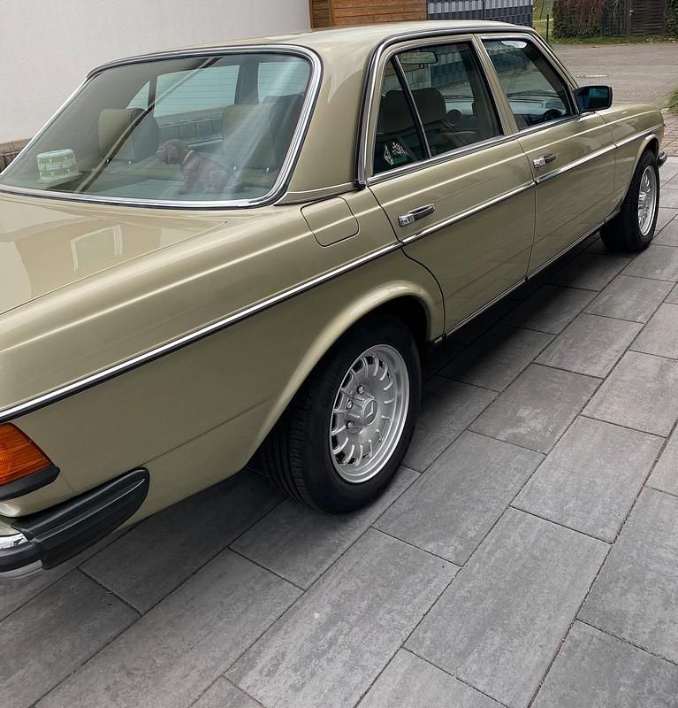 Gebraucht Mercedes 230 100 PS (73 kW) 1982 Grün Limousine