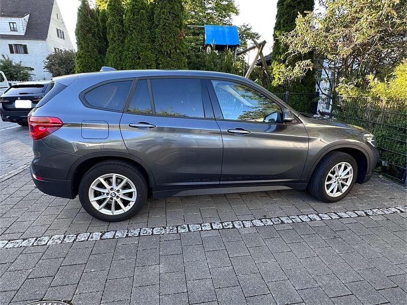Grau Gebraucht 2018 BMW X1 Advantage SUV | 21.500 € (Guter Preis) - Bild 1/4