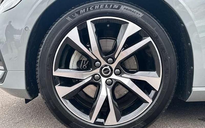 Gebraucht Volvo V60 Core 197 PS (144 kW) 2025 Grau Kombi