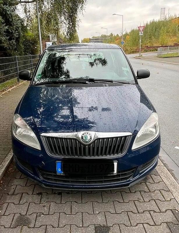 Blau Gebraucht 2012 Skoda Fabia Kleinwagen | 1.990 € (Guter Preis) - Bild 1/4