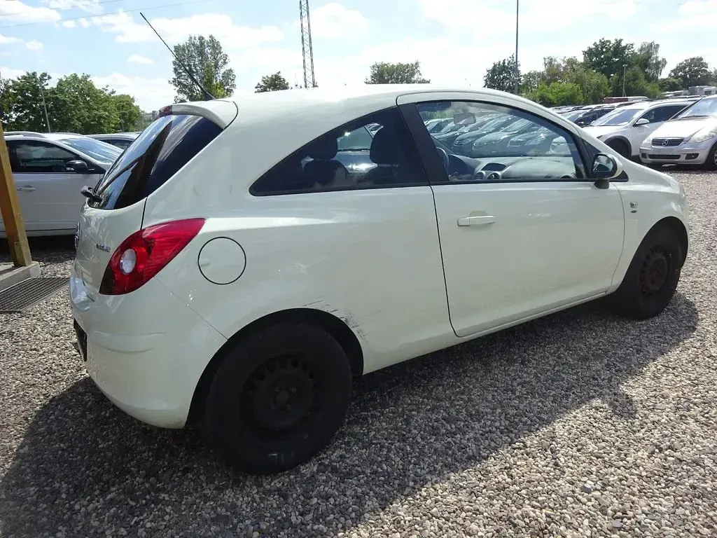 Gebraucht Opel Corsa Satellite 69 PS (50 kW) 2011 Guacamole weiss (uni) Kleinwagen