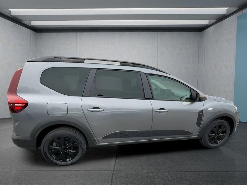 Neu Dacia Jogger 101 PS (74 kW) 2025 Grau Van / Kleinbus