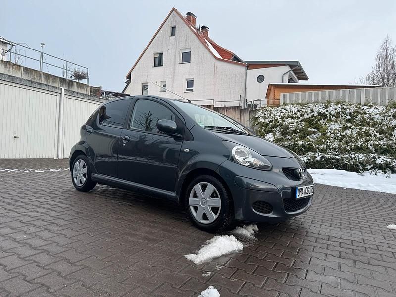 Gebraucht Toyota Aygo 68 PS (50 kW) 2009 Grau Kleinwagen