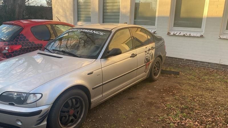 Silber Gebraucht 2002 BMW 318 Limousine | 799 € (Superpreis) - Bild 1/4