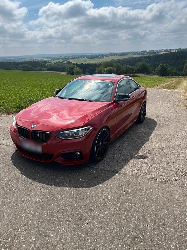 Rot Gebraucht 2016 BMW 228 Sport Line Coupé | 16.400 € (Superpreis) - Bild 1/4