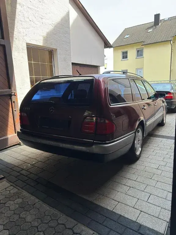 Gebraucht Mercedes E200 Avantgarde 136 PS (100 kW) 1997 Rot Kombi