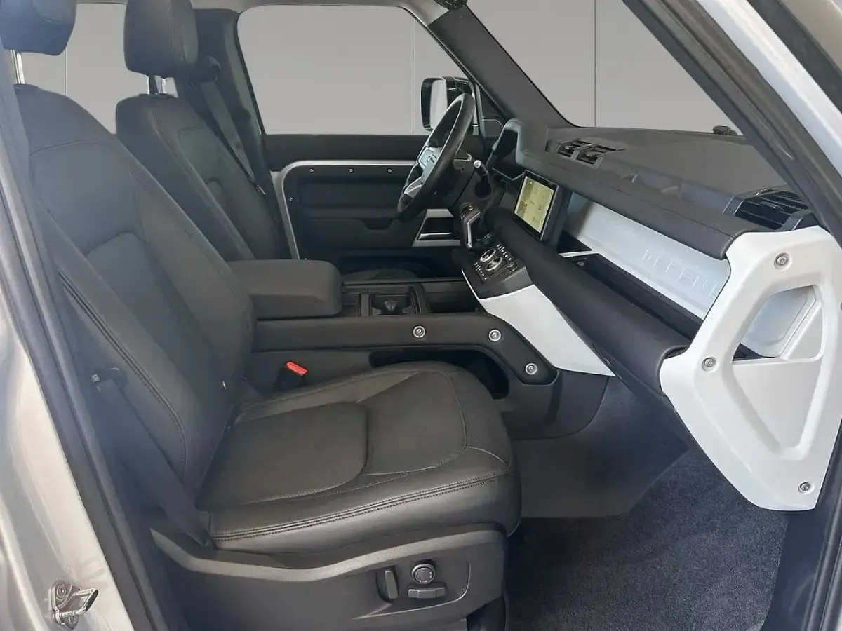 Gebraucht Land Rover Defender 252 PS (185 kW) 2024 Hakuba silver SUV