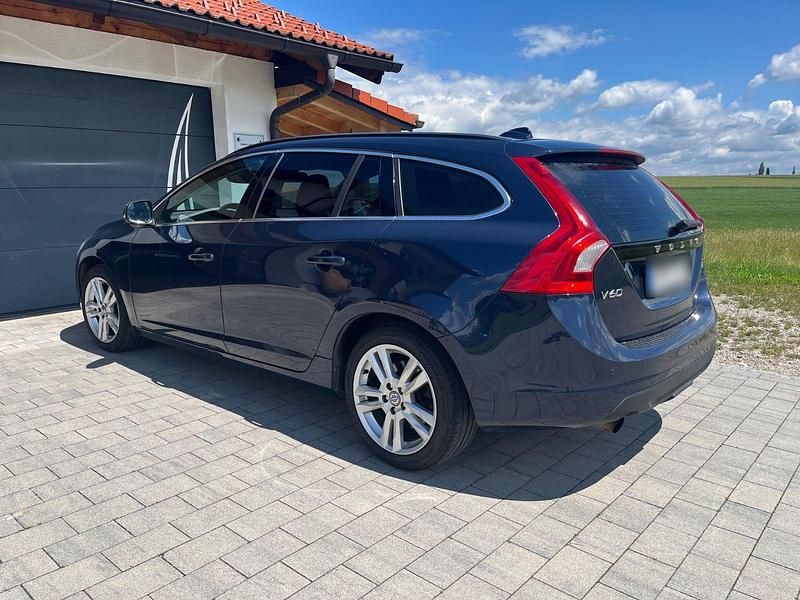 Gebraucht Volvo V60 163 PS (119 kW) 2014 Blau Kombi