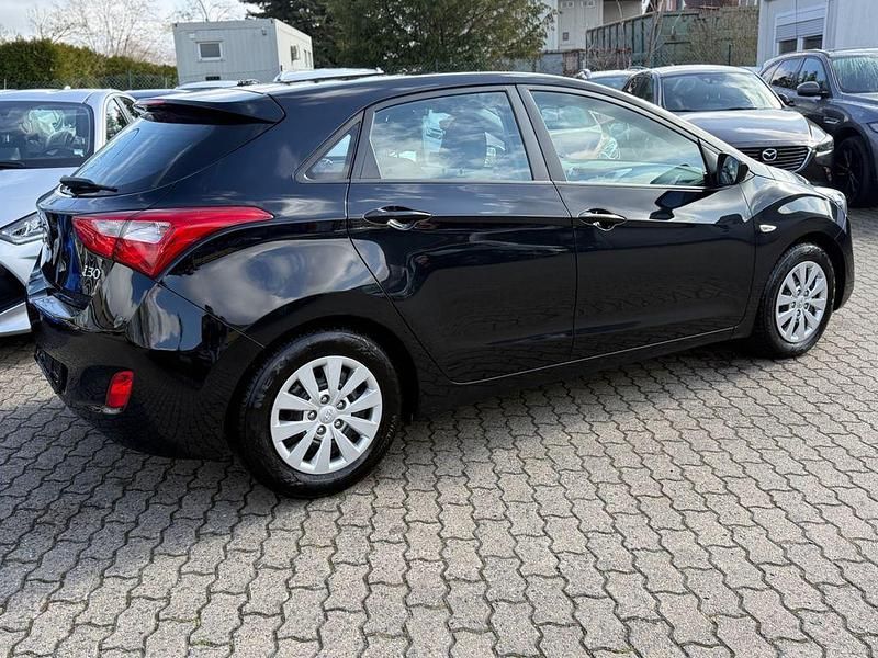 Gebraucht Hyundai i30 Classic 110 PS (80 kW) 2015 Schwarz Limousine