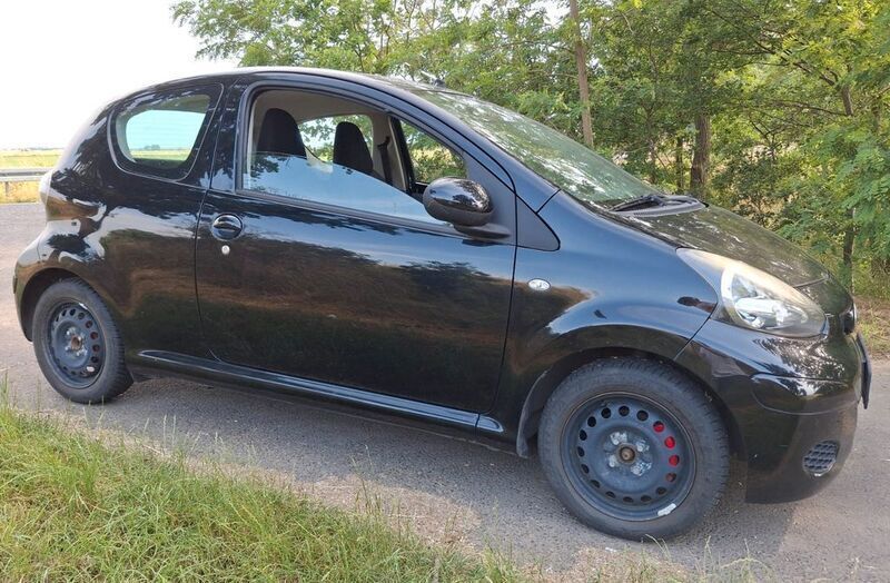 Schwarz Gebraucht 2009 Toyota Aygo Kleinwagen | 2.100 € (Superpreis) - Bild 1/4