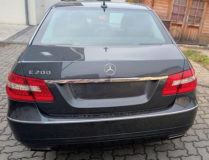 Gebraucht Mercedes E200 Avantgarde 184 PS (135 kW) 2011 Grau Limousine