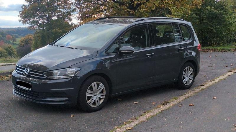 Grau Gebraucht 2018 VW Touran Comfortline Van / Kleinbus | 18.000 € (Superpreis) - Bild 1/4