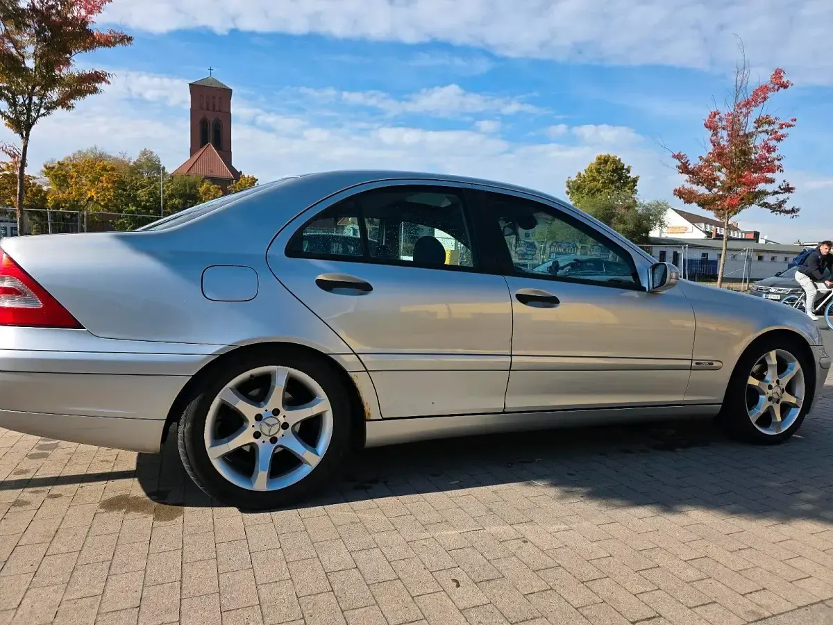 Gebraucht Mercedes C180 129 PS (94 kW) 2001 Silber Limousine
