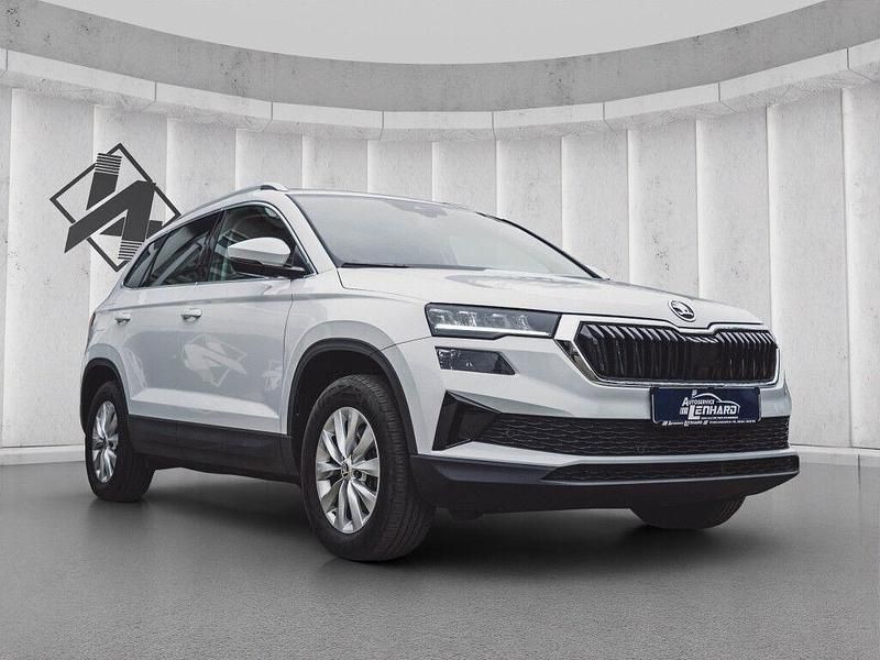 Weiss Gebraucht 2024 Skoda Karoq SUV | 27.980 € (Superpreis) - Bild 1/4
