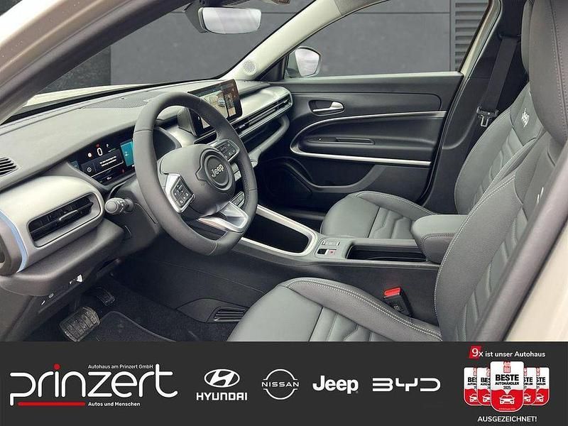 Neu Jeep Avenger EV Summit 114 kW (156 PS) 2025 Stone grey dach volcano black SUV