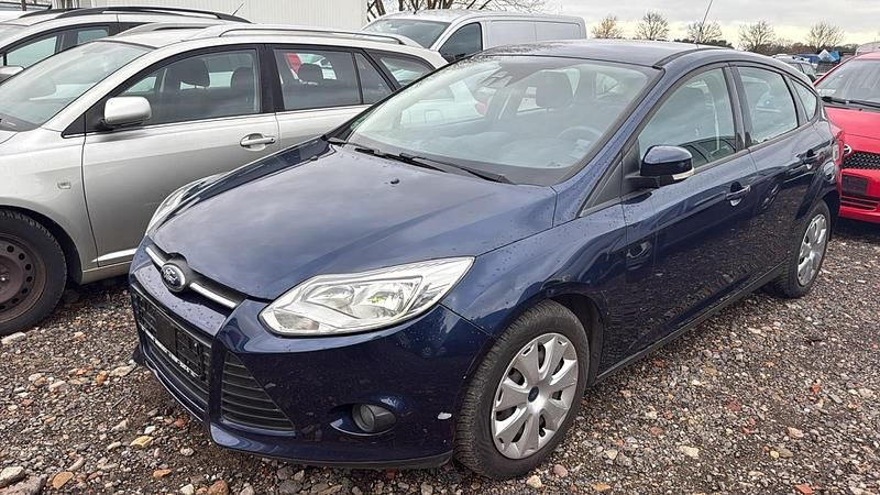 Blau Gebraucht 2012 Ford Focus Limousine | 1.850 € (Superpreis) - Bild 1/4