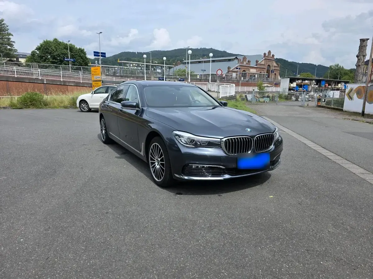 Gebraucht BMW 730L 265 PS (194 kW) 2017 Blau Limousine
