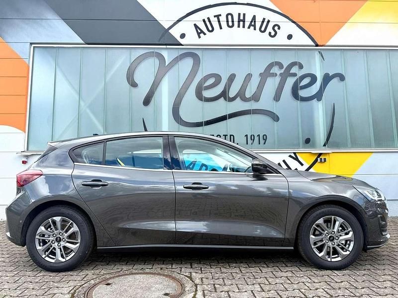 Neu Ford Focus Titanium 155 PS (114 kW) 2025 Magneticgrau Limousine