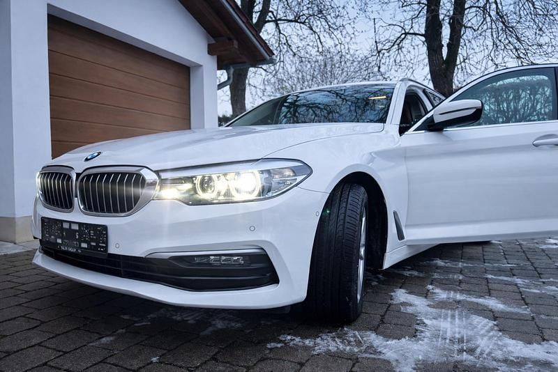 Weiß Gebraucht 2019 BMW 520 Sport Line Kombi | 25.990 € (Guter Preis) - Bild 1/4