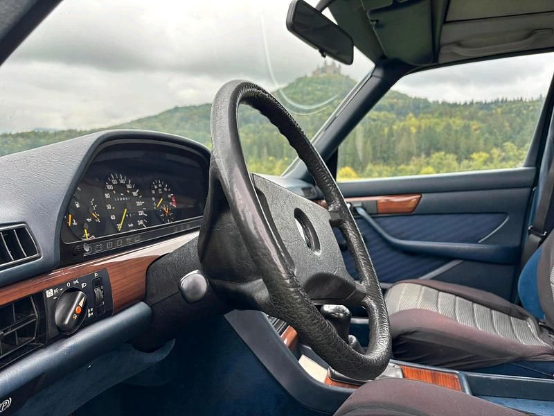 Gebraucht Mercedes E300 180 PS (132 kW) 1988 Silber Limousine