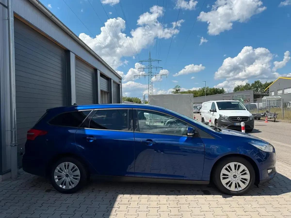 Gebraucht Ford Focus Titanium 125 PS (91 kW) 2017 Blau Kombi