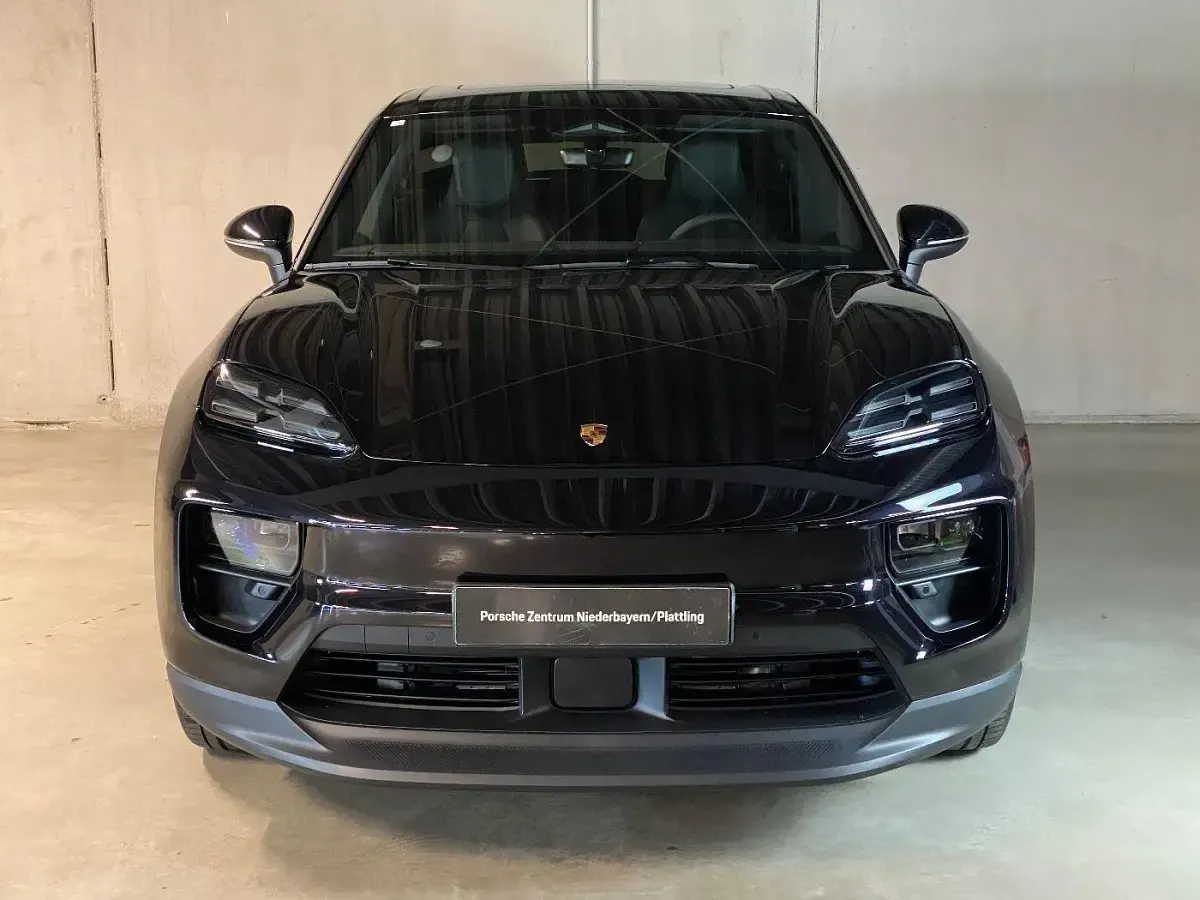 Neu Porsche Macan 300 kW (408 PS) 2026 Tiefschwarzmetallic SUV