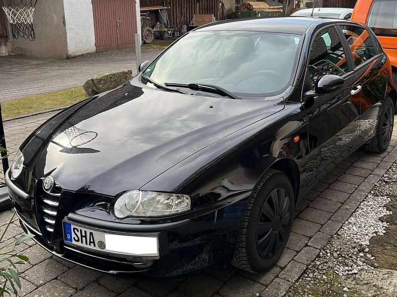 Schwarz Gebraucht 2002 Alfa Romeo 147 Distinctive Kleinwagen | 2.000 € (Fairer Preis) - Bild 1/4