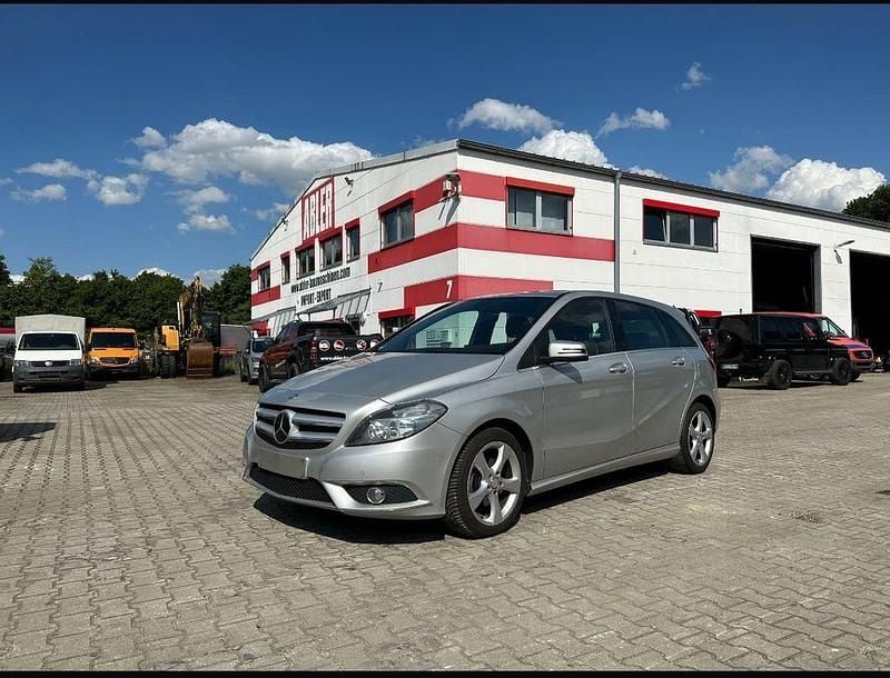 Silber Gebraucht 2014 Mercedes B180 Van / Kleinbus | 8.100 € (Guter Preis) - Bild 1/4
