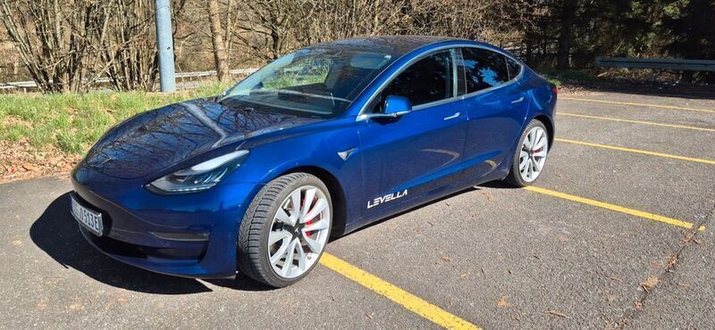 Blau Gebraucht 2019 Tesla Model 3 Performance Limousine | 25.800 € (Etwas zu teuer) - Bild 1/4