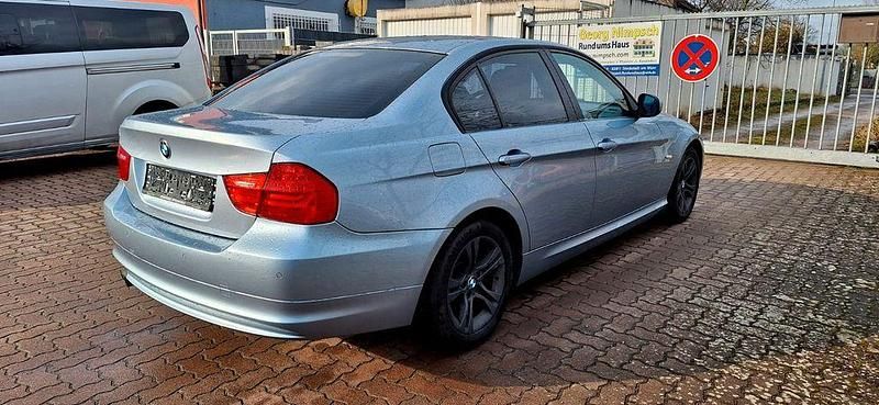 Gebraucht BMW 318 143 PS (105 kW) 2009 Blau Limousine