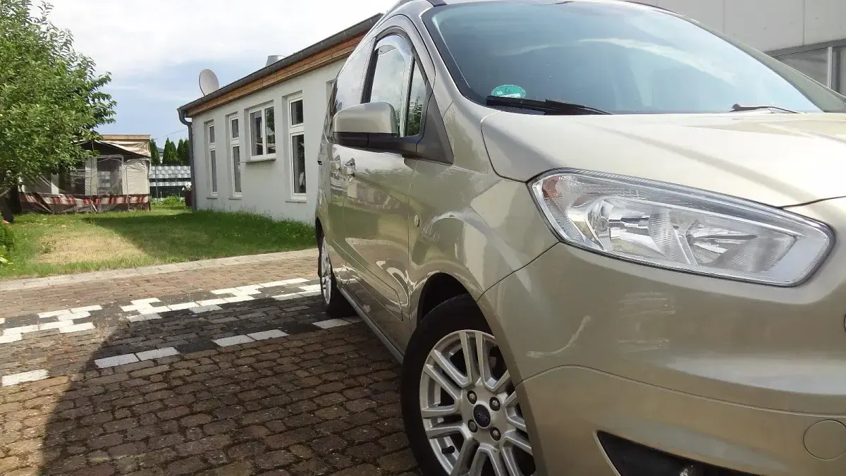 Gebraucht Ford Tourneo Courier Titanium 101 PS (74 kW) 2017 Van / Kleinbus