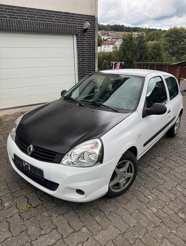 Weiß Gebraucht 2009 Renault Clio II Kleinwagen | 850 € (Superpreis) - Bild 1/4