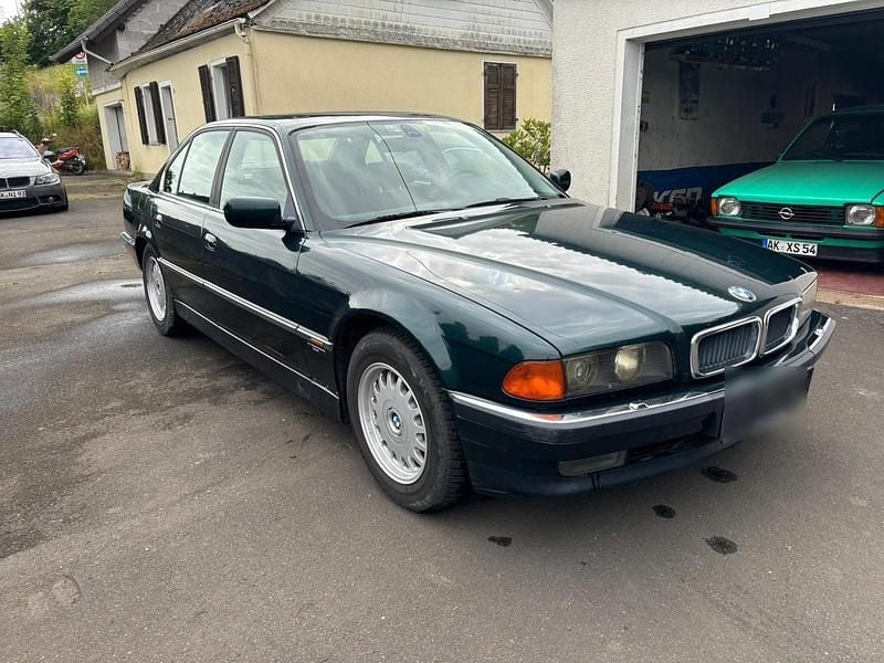 Grün Gebraucht 1996 BMW 740 Limousine | 5.999 € - Bild 1/4