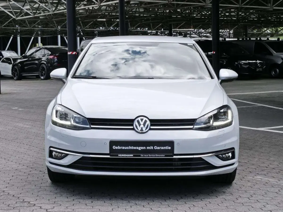 Gebraucht VW Golf VII Highline 150 PS (110 kW) 2019 White silver metallic Limousine