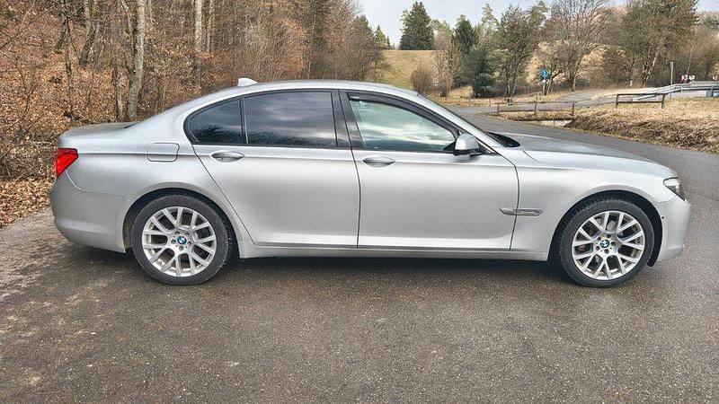 Gebraucht BMW 730 Sport Line 245 PS (180 kW) 2011 Silber Limousine