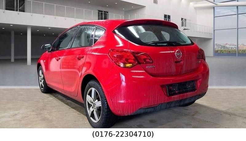 Gebraucht Opel Astra Selection 101 PS (74 kW) 2011 Rot Limousine