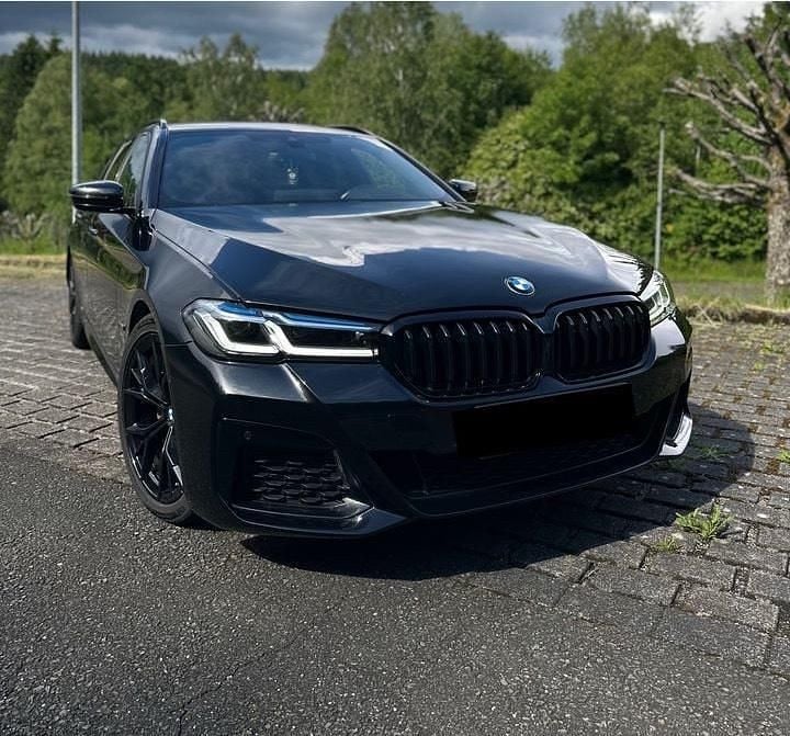 Schwarz Gebraucht 2021 BMW 520 Shadowline Kombi | 36.399 € (Teuer) - Bild 1/4