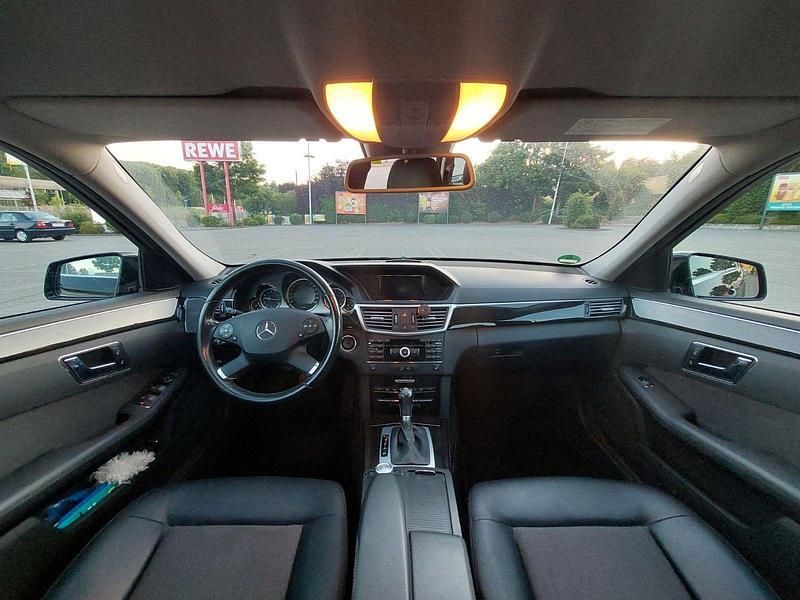 Gebraucht Mercedes E200 Elegance 184 PS (135 kW) 2010 Schwarz Kombi