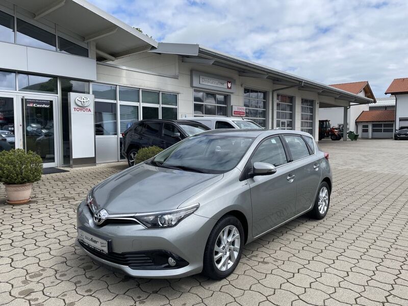 Titansilber mica metallic Gebraucht 2016 Toyota Auris Comfort Limousine | 9.999 € (Fairer Preis) - Bild 1/4