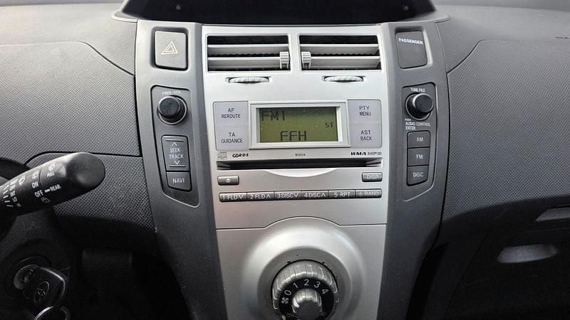 Gebraucht Toyota Yaris Sol 87 PS (63 kW) 2006 Silber Limousine