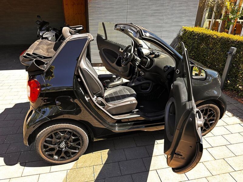 Schwarz Gebraucht 2018 Smart ForTwo Electric Drive Cabrio | 8.800 € (Fairer Preis) - Bild 1/4