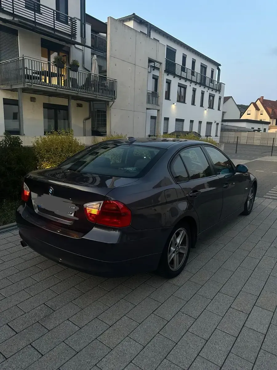 Gebraucht BMW 320 150 PS (110 kW) 2007 Grau Limousine