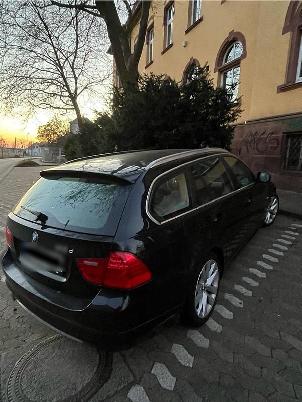 Gebraucht BMW 318 143 PS (105 kW) 2012 Schwarz Limousine