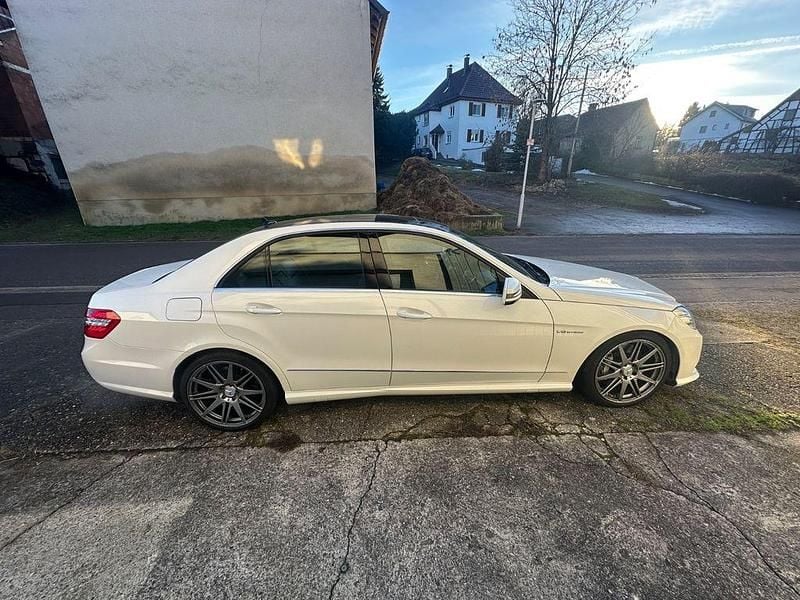 Gebraucht Mercedes E500 Avantgarde 408 PS (300 kW) 2012 Weiß Limousine