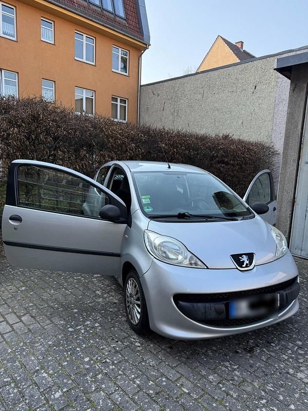 Gebraucht Peugeot 107 68 PS (50 kW) 2007 Silber Kleinwagen