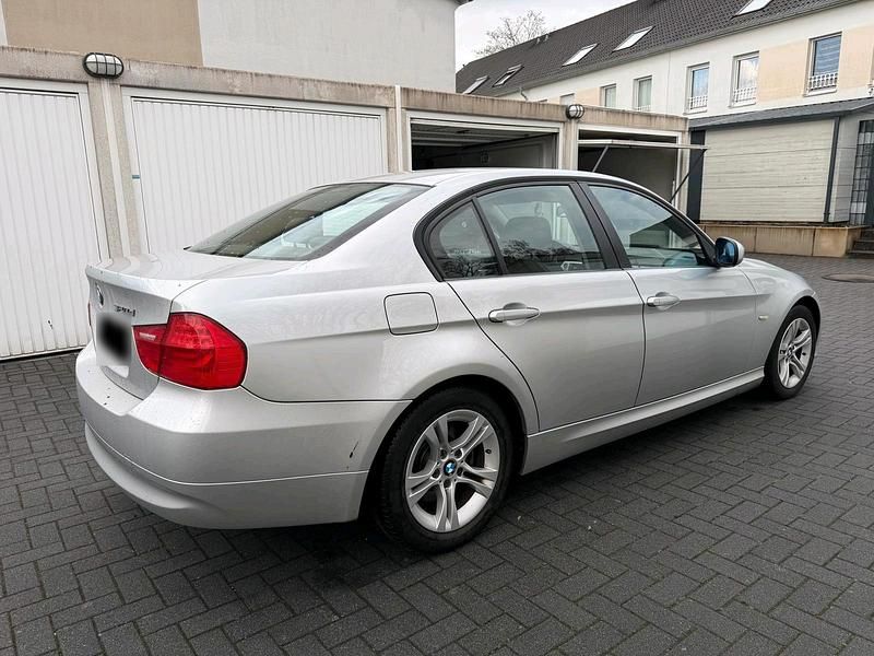 Gebraucht BMW 320 177 PS (130 kW) 2009 Silber Limousine