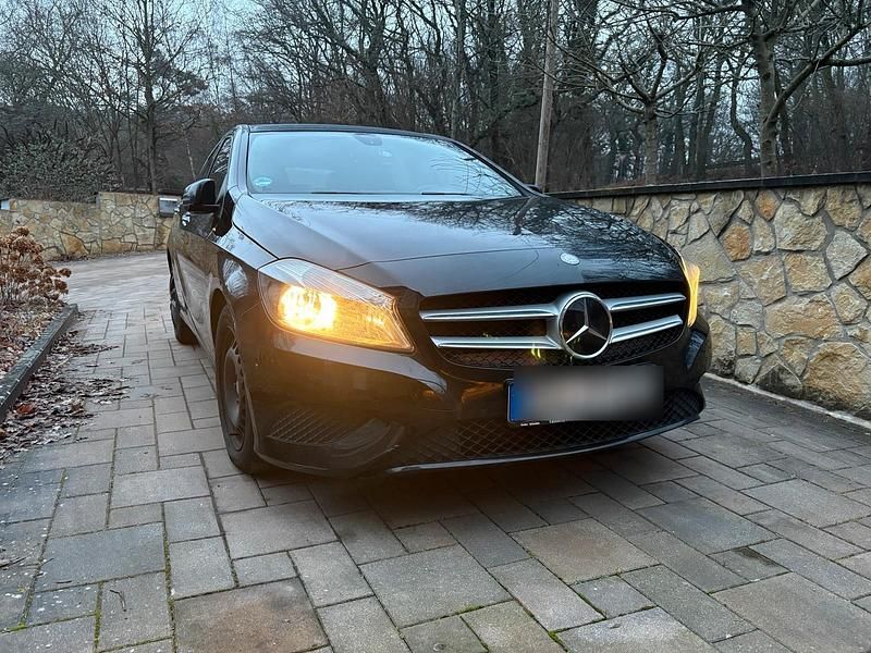 Schwarz Gebraucht 2014 Mercedes A180 Sportline Kleinwagen | 9.499 € (Etwas zu teuer) - Bild 1/4